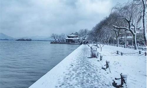 西湖雪景航拍_杭州西湖大雪纷飞景色优美